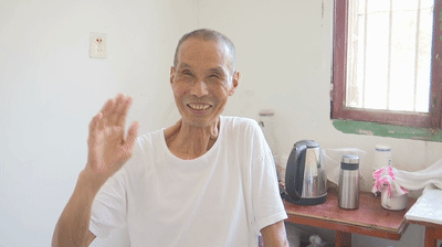 “一瓶水，一包饼干，就管了我三夜两天”......