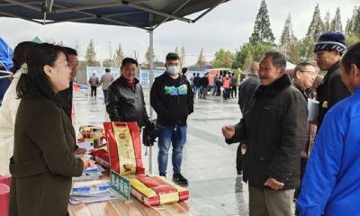 沙岗镇人力资源和社会保障服务中心开展“扶贫日”政策宣传活动