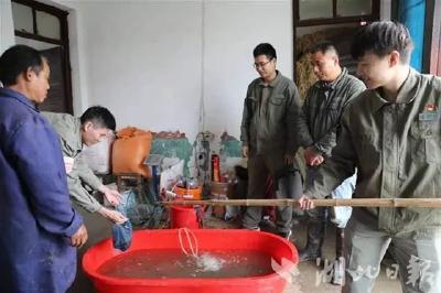 沙岗镇刘湖村农副产品“群”中卖
