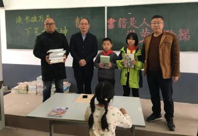 我县开展捐赠图书献爱心活动