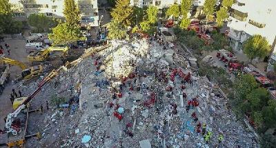 爱琴海强震丨土耳其遇难人数上升至110人 卫生部长警告：救灾的同时严防疫情传播