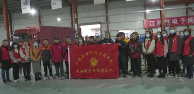 团县委开展“关爱快递小哥”志愿者慰问活动