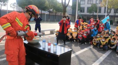 县实验幼儿园师生开展参观体验消防救援活动