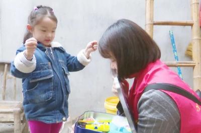 县实验幼儿园开展困境儿童关爱活动