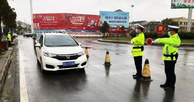 县公安局交管大队全员上岗上路保畅通