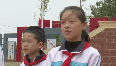同学说她是榜样，老师说她是得力助手，沙岗这个小学生真能干！