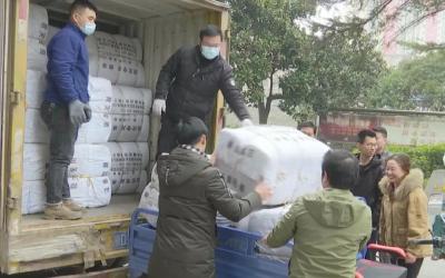 江陵县紧急发放防寒保暖物资3600件