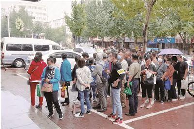 群众为办医保连夜排队，哈尔滨13名责任人被问责
