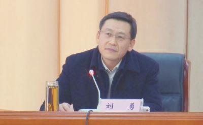 刘勇主持县委理论学习中心组2020年第十二次集中学习作意识形态形势政策报告