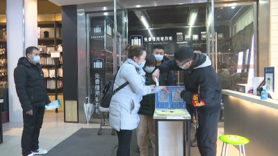 我县各大超市严把疫情防控关​保障顾客购物安全