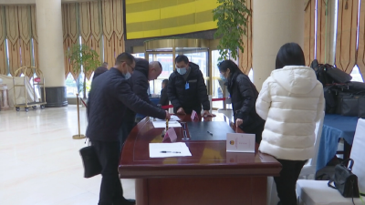 “两会”期间，政协委员有序报到，人人有备而来