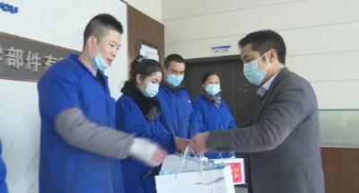 李先刚走访慰问企业困难职工和一线就地过年职工