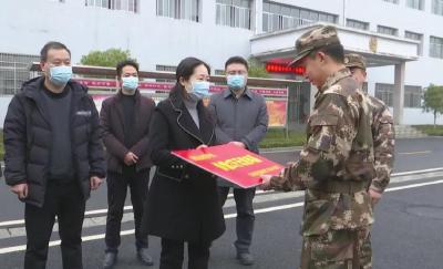 李静芹走访慰问巡特警和武警官兵