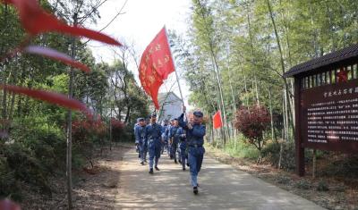 县审计局等多部门联合开展“红军树上党旗飘”红色教育活动