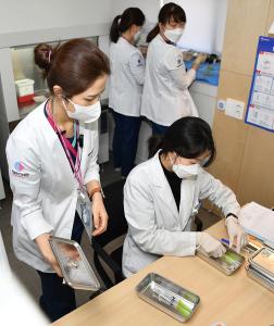 韩国4851人接种新冠疫苗后出现不良反应 99%打同一种疫苗