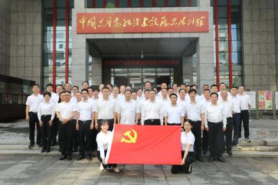 江陵县委理论学习中心组赴汉开展党史学习教育外出现场教学活动