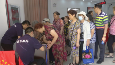 江陵爱尔眼科开展关爱中老年眼健康公益活动