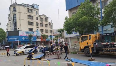 县城管局开展“我为群众办实事”户外广告专项清理行动