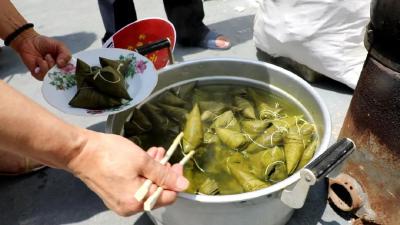 【粽飘香 话党恩】和姨妈们一起包粽子喽！江陵味儿的……