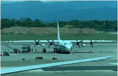 又“送包裹”！台媒曝光：美军一架C130今日降落桃园机场