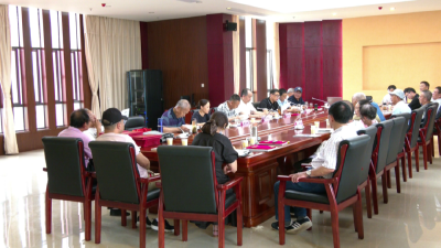 江陵县举办“红心永向党”征文颁奖座谈会