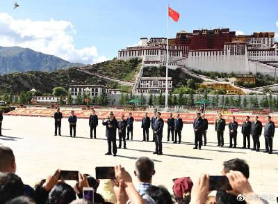 习近平：56个民族是中华民族共同体，要同舟共济、迈向第二个百年奋斗目标