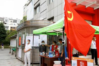 转角色做坚守卫士，为 4000余名居民“把好家门”