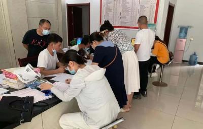 县乡村振兴局下沉社区开展全面摸排  做细做实疫情防控
