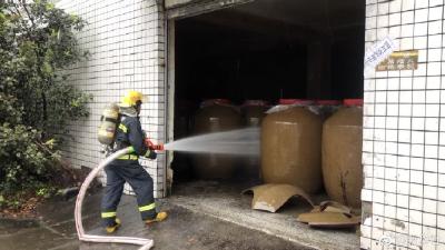 受地震影响泸州泸县一酒厂200余吨白酒泄漏 消防指战员紧急处置防爆燃