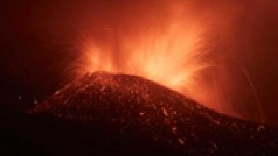 西班牙海岛火山喷发　岩浆入海蒸汽缭绕