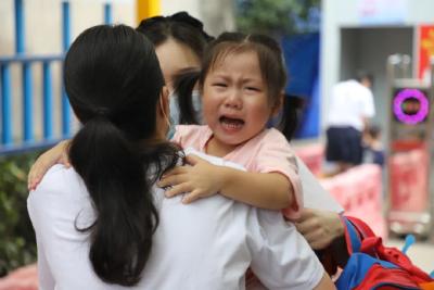 幼儿园开学第一天，听取哭声一片