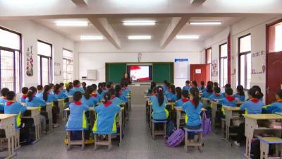 县实验中学开展少先队建队日活动 