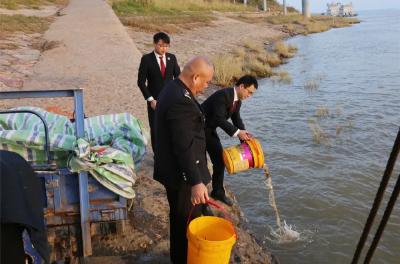 县人民检察院开展增殖放流活动  