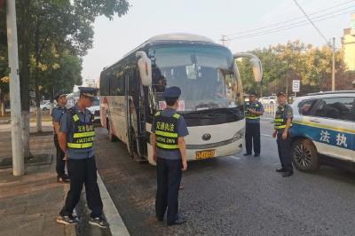 江陵县交通运输综合执法大队开展车站周边客运秩序专项整治行动
