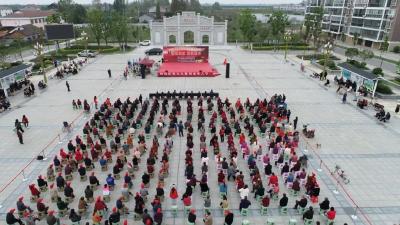 “情暖金秋 爱在重阳”主题文艺汇演活动  走进六合垸管理区