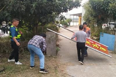 县交通执法大队开展路域环境专项整治行动  