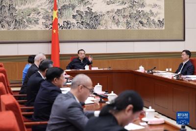 李克强主持召开经济形势专家和企业家座谈会强调 围绕市场主体有效实施宏观政策 推进改革开放 保持经济平稳运行 韩正出席