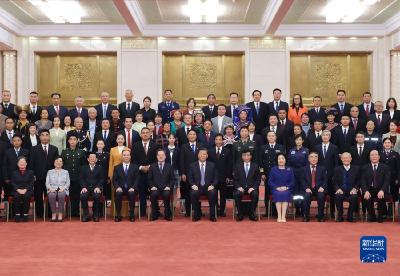 习近平会见第八届全国道德模范及提名奖获得者 王沪宁参加会见并在座谈会上讲话