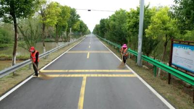 六合垸管理区：改善路域环境，来给公路美个颜