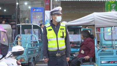 “警校家”护学岗 让孩子的放学路更平安