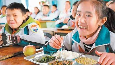 国家给农村孩子“加餐”十年：多了一元钱，高了十厘米