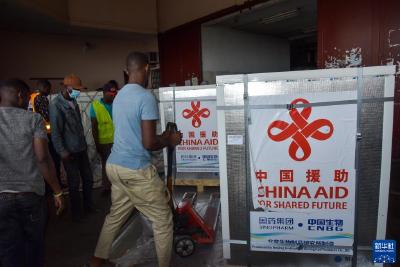 中国援助喀麦隆新冠疫苗运抵雅温得