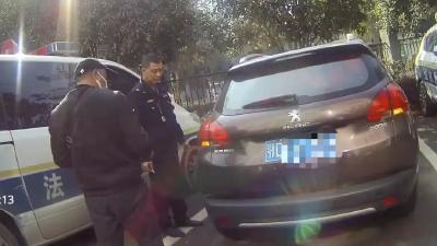 江陵县交通运输综合执法大队  严厉查处非法网约车