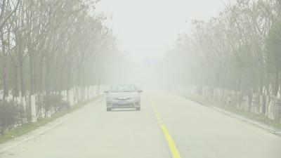 大雾锁高速！江陵交管部门积极应对 保道路畅通