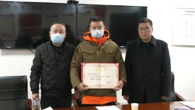 彭龙获“见义勇为先进个人”荣誉称号