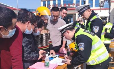 江陵交警“美丽乡村行”交通安全宣讲活动走进马家寨乡杨渊村