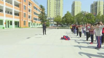 江陵交警交通安全知识宣传  走进郝穴小学