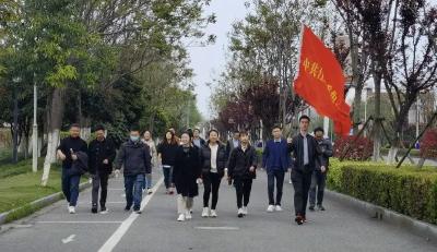 县委组织部开展 “健步走·清明祭英烈”活动