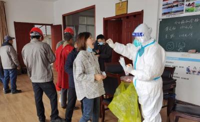 熊河镇永兴街村：  核酸检测送上门  护航企业稳生产