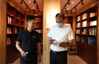 全运宝调研县档案馆档案史志工作 